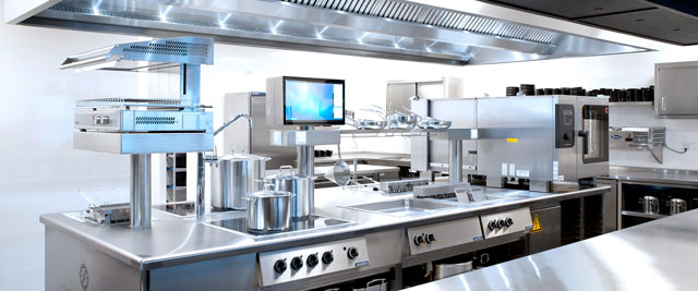 professionele keuken met combisteamer, frituurpannen en bakplaat